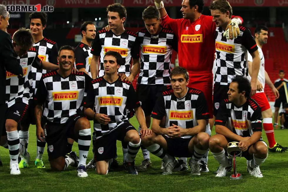 Foto zur News: Apropos Fußball: Vor dem Wochenende kickte wieder einmal die Rennfahrer-Auswahl Nazionale Piloti. Wie immer für einen guten Zweck.