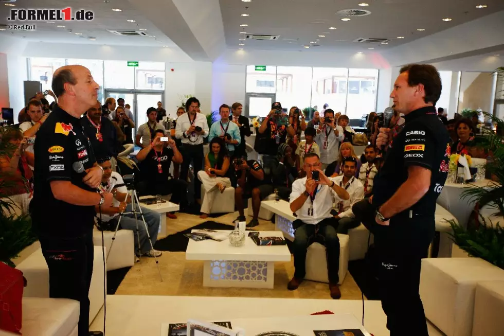 Foto zur News: Hinter den Kulissen bei Red Bull: Christian Horner im Gespräch mit Pressemann Eric Silberman.