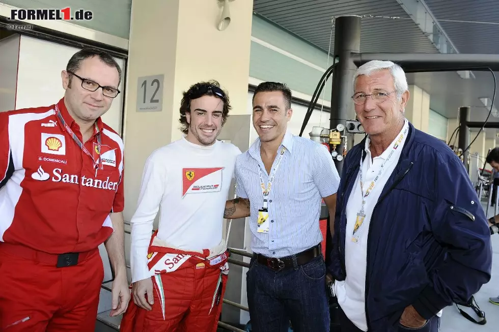 Foto zur News: Hoher Fußball-Besuch bei Ferrari: Teamchef Stefano Domenicali mit Fernando Alonso, Fabio Cannavaro und Marcello Lippi.