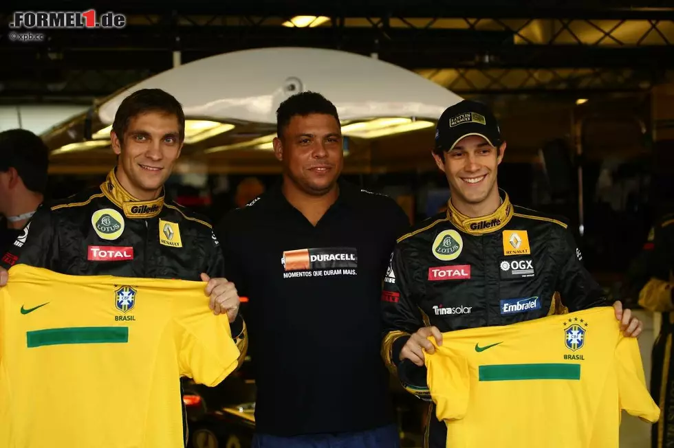 Foto zur News: Etwas rundlicher geworden, aber dank Duracell immer noch in bester Kondition und Laune: Fußball-Megastar Ronaldo bei Renault.