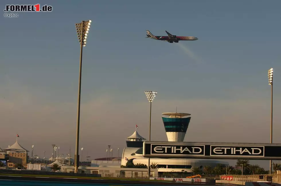 Unübersehbar, dass Hauptsponsor Etihad in Abu Dhabi ein wichtiger Geldgeber ist. Vor dem Start flog ein Jet eine Demo, um die Zuschauer zu unterhalten. Foto zur News: Unübersehbar, dass Hauptsponsor Etihad in Abu Dhabi ein wichtiger Geldgeber ist. Vor dem Start flog ein Jet eine Demo, um die Zuschauer zu unterhalten.