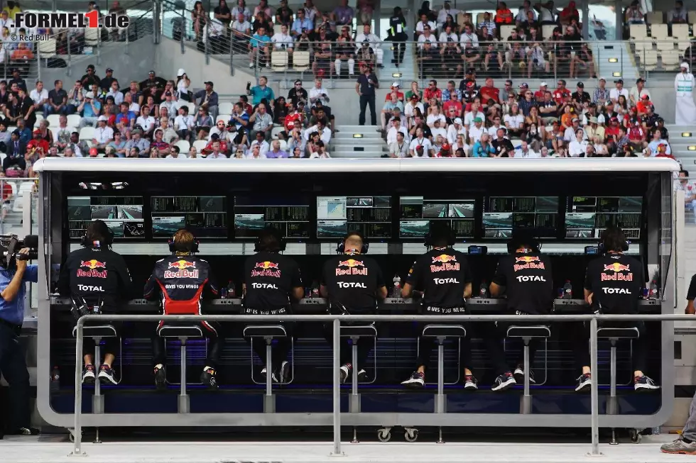 Foto zur News: Wo ist der Fehler auf diesem Bild? Sebastian Vettel (Zweiter von links) sitzt nach seinem Reifenschaden in der ersten Runde nicht im Cockpit, sondern am Kommandostand...