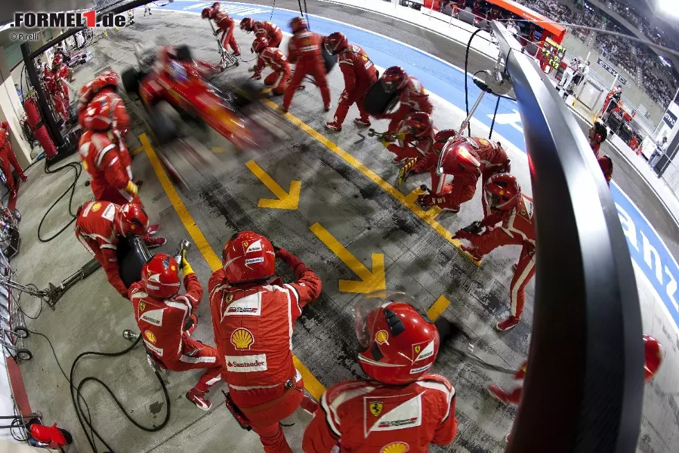 Foto zur News: Boxenstopp bei Ferrari.