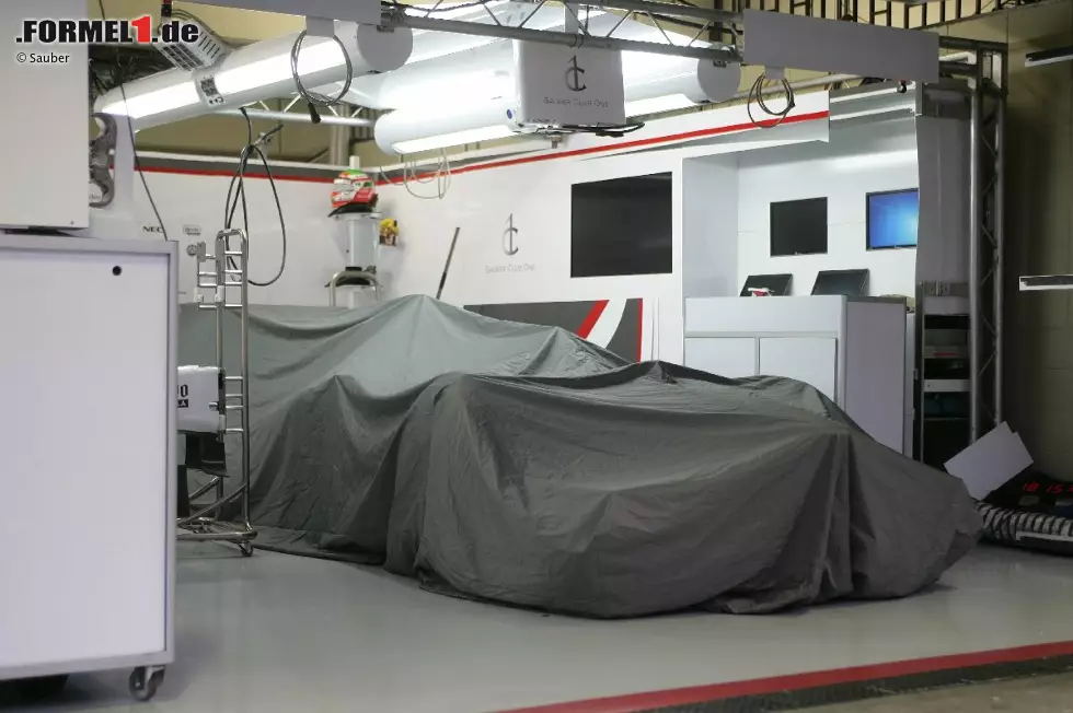 Foto zur News: Während Red Bull noch gefeiert hat, waren die Sauber-Boliden schon für den Transport zurück nach Hinwil verpackt. Next Stop: Melbourne, 18. März 2012.