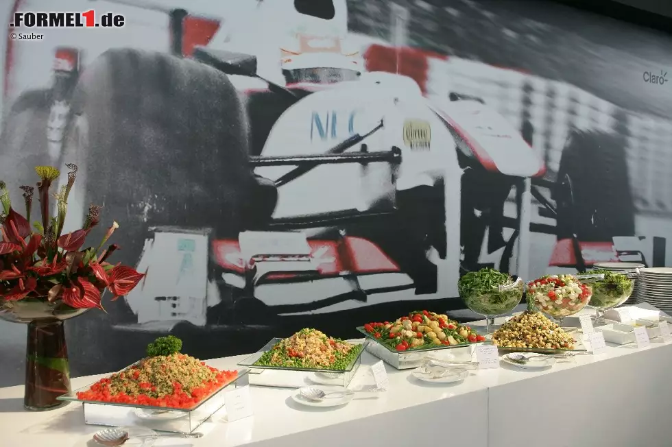 Foto zur News: Und wenn man schon als VIP zu einem Grand Prix kommt, dann kann man sich auch im Paddock-Club mit den exquisitesten Köstlichkeiten den Bauch vollschlagen.