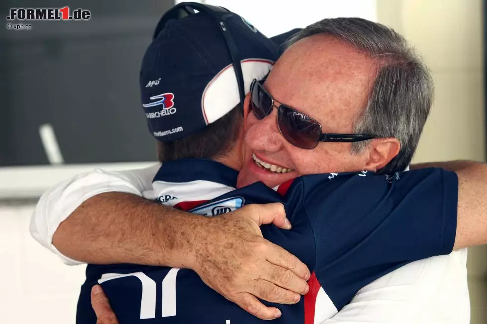 Foto zur News: Eine Umarmung vor dem vielleicht letzten Rennen: Vater Barrichello wünscht Rubens alles Gute. Aber: "Ich glaube, dass ich auch 2012 Rennen fahren werde", ist der brasilianische Routinier überzeugt, denn: "Gegen Michael und de la Rosa bin ich ein Teenager!"