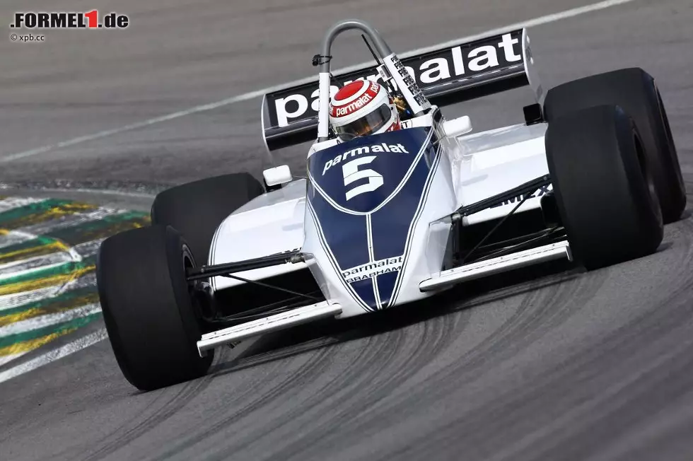 Foto zur News: Nelson Piquet kann es wieder einmal nicht lassen: Erst für das Lebenswerk geehrt, packte er auf seiner Ehrenrunde mit dem 1981er-Weltmeister-Brabham eine Flagge des Fußballklubs Vasco da Gama aus. Der kämpft gerade gegen Corinthians Sao Paulo um die brasilianische Meisterschaft, weswegen es Buhrufe von den Rängen hagelte.