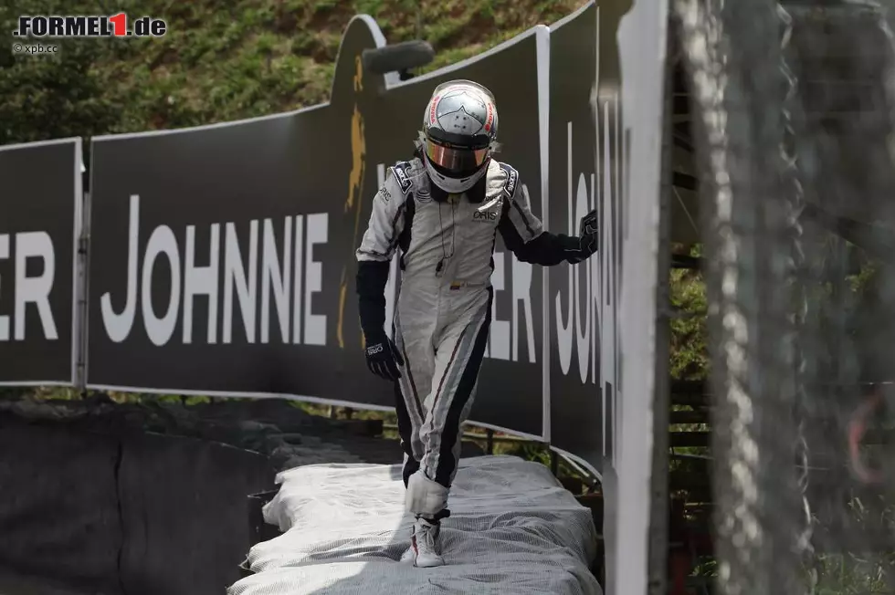 Aus und vorbei: Für Pastor Maldonado endete seine Debütsaison in der Formel 1 mit einem Dreher und einem Fußmarsch über die Reifenstapel. Foto zur News: Aus und vorbei: Für Pastor Maldonado endete seine Debütsaison in der Formel 1 mit einem Dreher und einem Fußmarsch über die Reifenstapel.