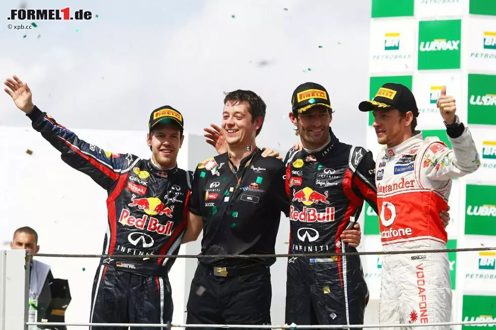 Foto zur News: L&#039;Equipe (Frankreich): &quot;Nach 18 Rennen im Schatten von Sebastian Vettel ist Mark Webber im letzten Lauf des Jahres endlich herausgetreten. Natürlich hat er von einem Getriebeproblem des Deutschen profitiert, aber auf die gesamte Saison gesehen ist dieser Sieg verdient. Er belohnt einen idealen Teamkollegen, der maßgeblich zu einer erstaunlichen Saison von Red Bull beigetragen hat.&quot;