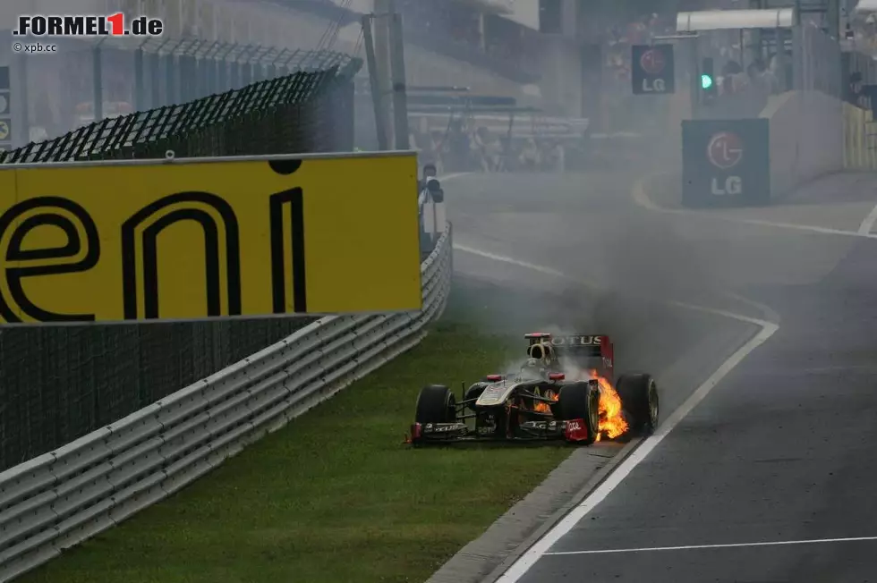 ...wie bei Nick Heidfeld. Der deutsche Renault-Pilot sorgte für die spektakulärsten Bilder im Rennen. Sein Wagen explodierte an der linken Seite regelrecht. Foto zur News: ...wie bei Nick Heidfeld. Der deutsche Renault-Pilot sorgte für die spektakulärsten Bilder im Rennen. Sein Wagen explodierte an der linken Seite regelrecht.