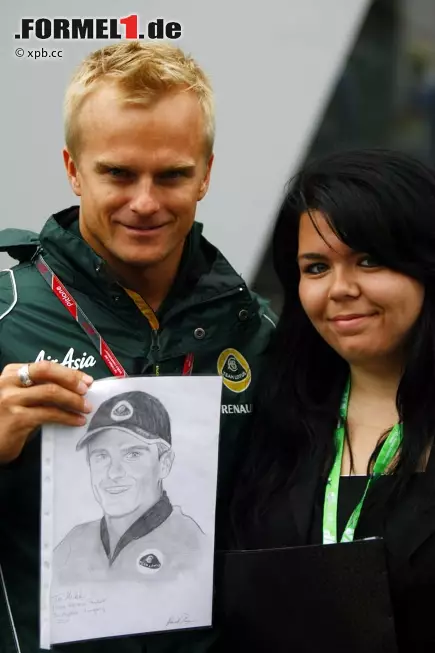 Foto zur News: Am Hungaroring sind traditionell immer viele finnische Fans. Die Skandinavier sehen den Grand Prix dort als Heimrennen. Entsprechend nett wurde Heikki Kovalainen begrüßt: Fein gezeichnet von einem weiblichen Fan.
