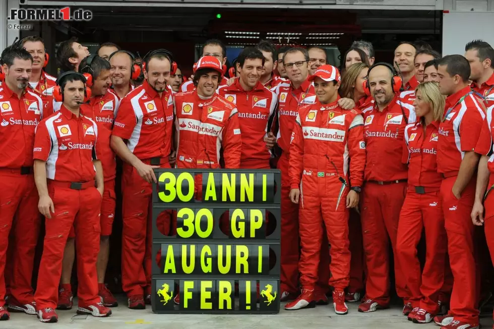 Foto zur News: Eine Feier gab es auch im Hause Ferrari. Fernando Alonso wurde am Freitag 30 Jahre alt, ausgerechnet vor seinem 30. Einsatz für Ferrari. Präsident Luca di Montezemolo gratulierte: "30 ist ein wichtiges Alter. Es bedeutet, dass du nun kein Jüngling mehr bist." Nett, oder?