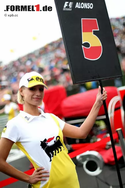 Nur das Feuer am Heidfeld-Auto konnte dafür sorgen, dass mancher seinen Blick von dieser Dame löste. Foto zur News: Nur das Feuer am Heidfeld-Auto konnte dafür sorgen, dass mancher seinen Blick von dieser Dame löste.