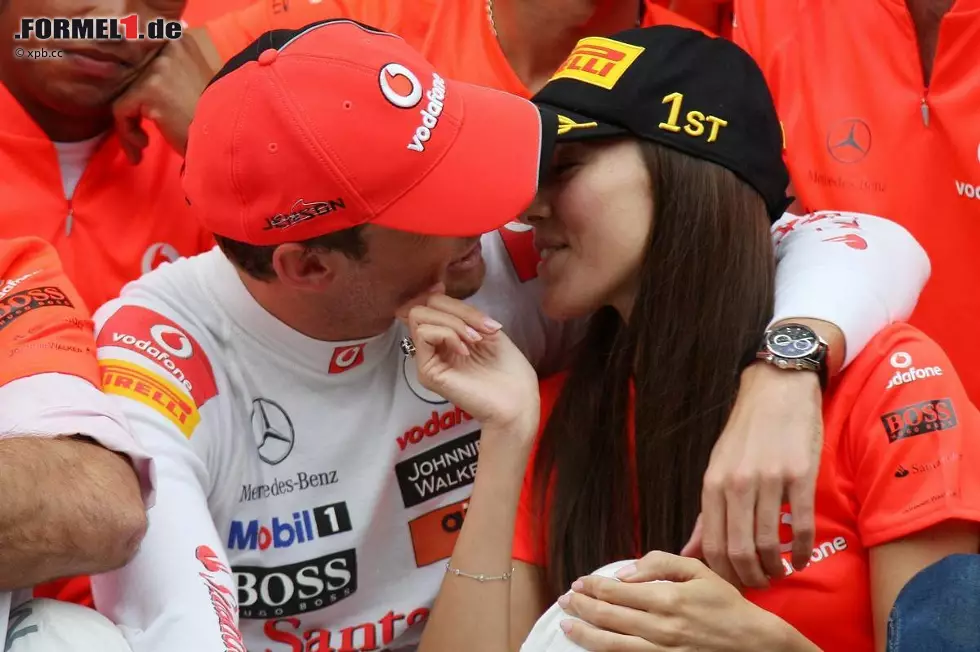 Das Siegerküsschen gab es also für Jenson Button. Seine Freundin Jessica Michibata ist bei jedem Rennen dabei. Foto zur News: Das Siegerküsschen gab es also für Jenson Button. Seine Freundin Jessica Michibata ist bei jedem Rennen dabei.