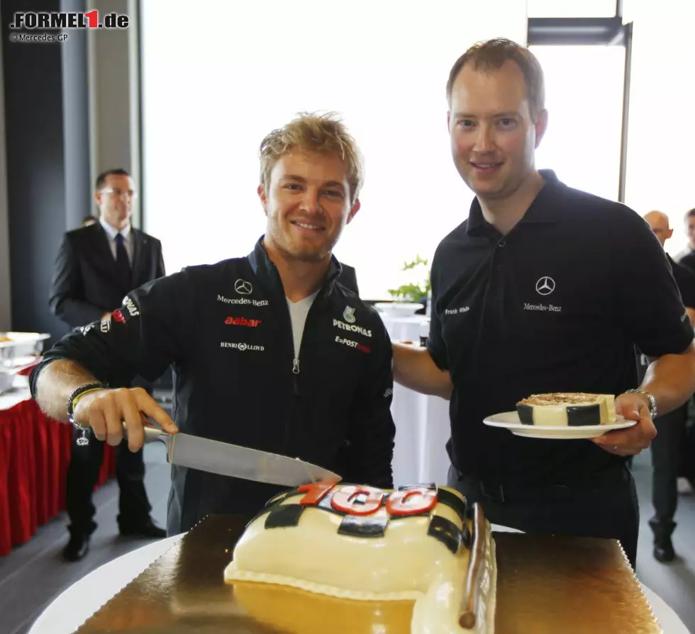 Mehr Aufmerksamkeit genossen in Ungarn andere. Es gab reichlich Juliläen zu feiern. Nico Rosberg freute sich über seinen 100. Grand-Prix-Start, der mit Platz neun allerdings nicht allzu erfolgreich war. Foto zur News: Mehr Aufmerksamkeit genossen in Ungarn andere. Es gab reichlich Juliläen zu feiern. Nico Rosberg freute sich über seinen 100. Grand-Prix-Start, der mit Platz neun allerdings nicht allzu erfolgreich war.