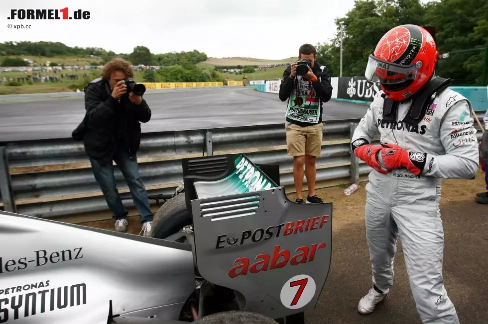 Der Rekordchampion musste schon nach 26 Runden aussteigen. Getriebeschaden am Auto von Schumacher. Erst hat man kein Glück, dann kommt auch noch Pech hinzu... Foto zur News: Der Rekordchampion musste schon nach 26 Runden aussteigen. Getriebeschaden am Auto von Schumacher. Erst hat man kein Glück, dann kommt auch noch Pech hinzu...
