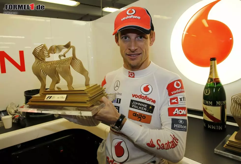 Foto zur News: Die hatten vor allem Augen für den Sieger des Wochenendes. Jenson Button stolz mit der Trophäe. Genau fünf Jahre zuvor hatte er an gleicher Stelle seinen ersten Formel-1-Sieg gefeiert.