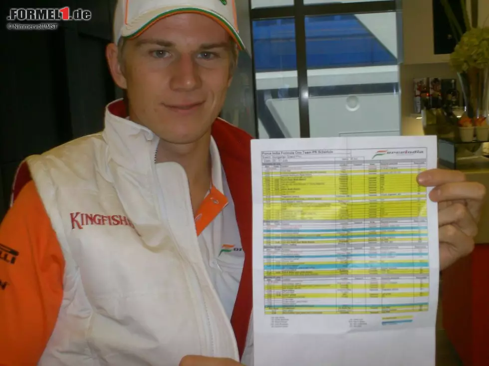 Foto zur News: Ankunft am Hungaroring - und schon das erste Chaos: Zahlreiche Journalisten müssen stundenlang vor den Toren der Strecke warten, weil ihre Akkreditierungen nicht bereitliegen. Nach gegenseitigen Schuldzuweisungen stellte sich später heraus: Die FIA hatte es verabsäumt, die Daten für die Journalistenpässe rechtzeitig an Bernie Ecclestones FOM herauszugeben.