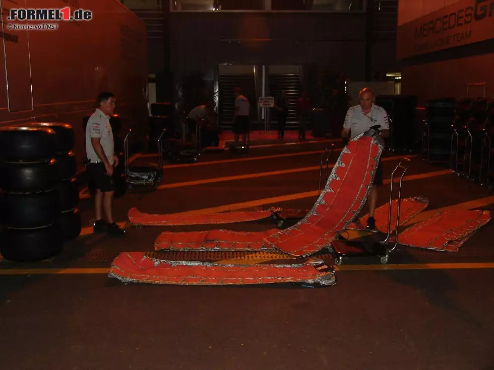 Foto zur News: Mercedes-Mechaniker packen zu später Stunde noch die Reifen in die Heizdecken ein.