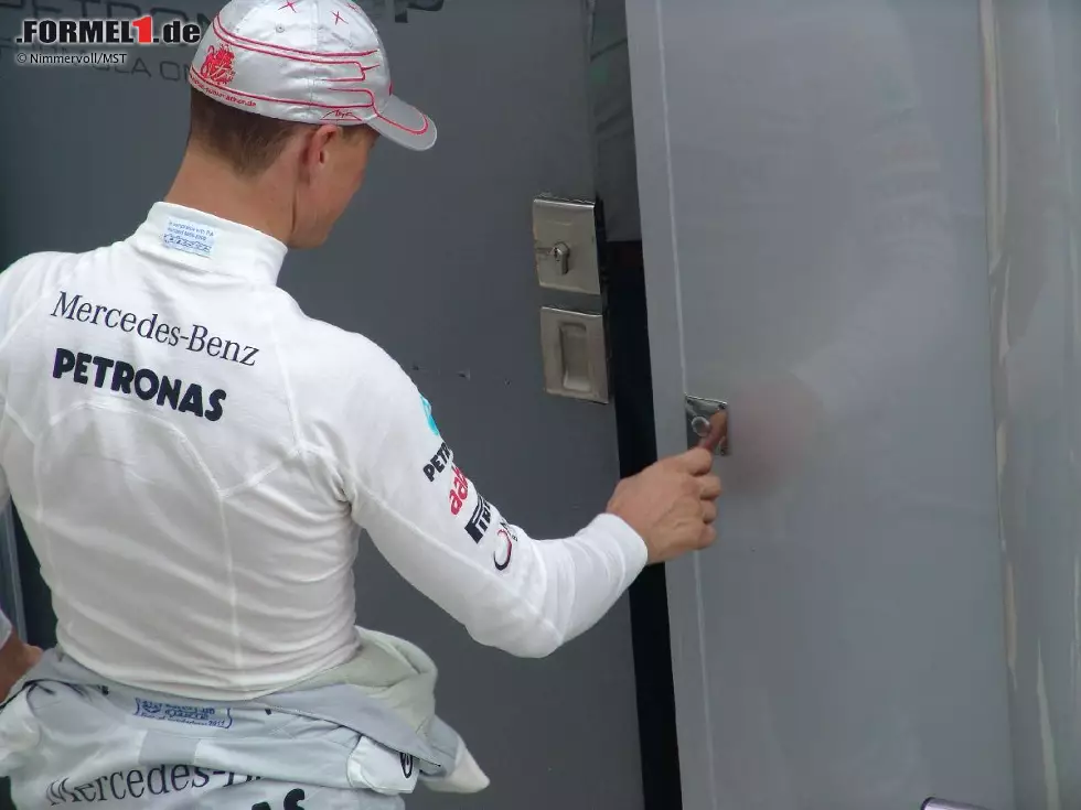 Foto zur News: Entziehen kann er sich diesem Wirbel nur im Mercedes-Truck. Da müssen Fotografen und Journalisten nämlich auch draußen bleiben...