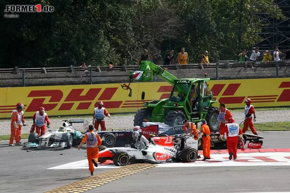 Großen Schaden richtete zum Rennstart ein kleiner Fehler von HRT-Pilot Vitantonio Liuzzi an. Kurios in dieser Szene: Der Fahrer des Bergungsfahrzeugs ist in diesem Moment schnellster Mann in diesem Formel-1-Feld. Foto zur News: Großen Schaden richtete zum Rennstart ein kleiner Fehler von HRT-Pilot Vitantonio Liuzzi an. Kurios in dieser Szene: Der Fahrer des Bergungsfahrzeugs ist in diesem Moment schnellster Mann in diesem Formel-1-Feld.