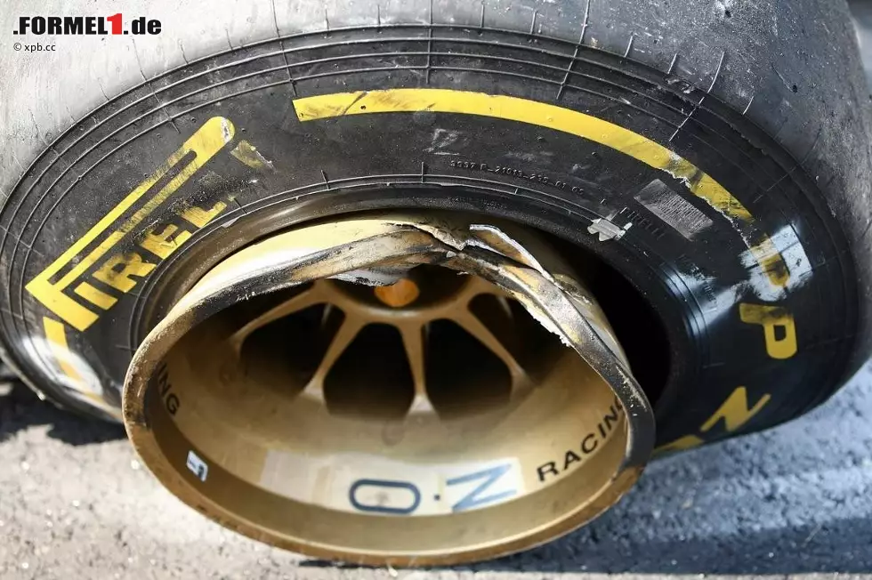 Foto zur News: ... aber deren Liebling Witali Petrow flog im Rennen sofort raus. Die Felge seines Renaults sah anschließend aus wie nach einem missglückten Einparkmanöver am Bordstein.