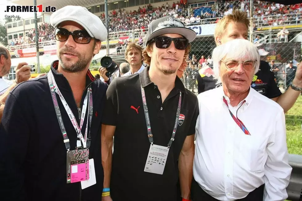 Foto zur News: ...in die Startaufstellung hinein durfte auch in Monza einige Prominenz. Jamiroquai-Frontmann JayKay (links), MotoGP-Star Nicky Hayden (in der Mitte) und Formel-1-Boss Bernie Ecclestone flanierten zwischen den Boliden.