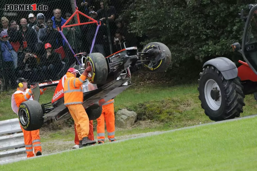 McLaren-Superstar Lewis Hamilton konnte den Tumulten in der ersten Kurve zwar entgehen, aber im Rennen war dennoch recht schnell Schluss. Der Brite kollidierte mit dem japanischen "Kampfpiloten" Kamui Kobayashi. "Hab es mir nochmal angesehen. Sorry, es war 100 Prozent meine Schuld", gesteht Hamilton nach dem Crash. Foto zur News: McLaren-Superstar Lewis Hamilton konnte den Tumulten in der ersten Kurve zwar entgehen, aber im Rennen war dennoch recht schnell Schluss. Der Brite kollidierte mit dem japanischen "Kampfpiloten" Kamui Kobayashi. "Hab es mir nochmal angesehen. Sorry, es war 100 Prozent meine Schuld", gesteht Hamilton nach dem Crash.