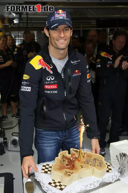 Während Sebastian Vettel seinen siebten Saisonsieg bejubelte, gab es auch bei Teamkollege Mark Webber viel Freude. Der Australier wurde am Freitag 35 Jahre alt, erhielt gleichzeitig einen neuen Red-Bull-Vertrag für 2012 und fuhr schließlich am Sonntag vor den Augen seiner Eltern Diane und Alan zum zweiten Platz. Foto zur News: Während Sebastian Vettel seinen siebten Saisonsieg bejubelte, gab es auch bei Teamkollege Mark Webber viel Freude. Der Australier wurde am Freitag 35 Jahre alt, erhielt gleichzeitig einen neuen Red-Bull-Vertrag für 2012 und fuhr schließlich am Sonntag vor den Augen seiner Eltern Diane und Alan zum zweiten Platz.