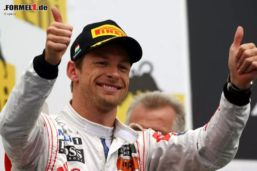 Foto zur News: The Guardian (Großbritannien): "Brillanter Button besiegt Vettel in Ungarn. Mit einem perfekten Ergebnis konnte Jenson Button gleich zwei Meilensteine feiern: Vor fünf Jahren feierte der Brite auf dem Hungaroring seinen ersten Formel-1-Sieg, dazu absolvierte er am vergangenen Wochenende seinen 200. Grand Prix. Button fuhr hervorragend und traf während eines packenden Rennens, bei dem eine Gewinnvorhersage bis kurz vor Schluss unmöglich war, die richtigen Entscheidungen."