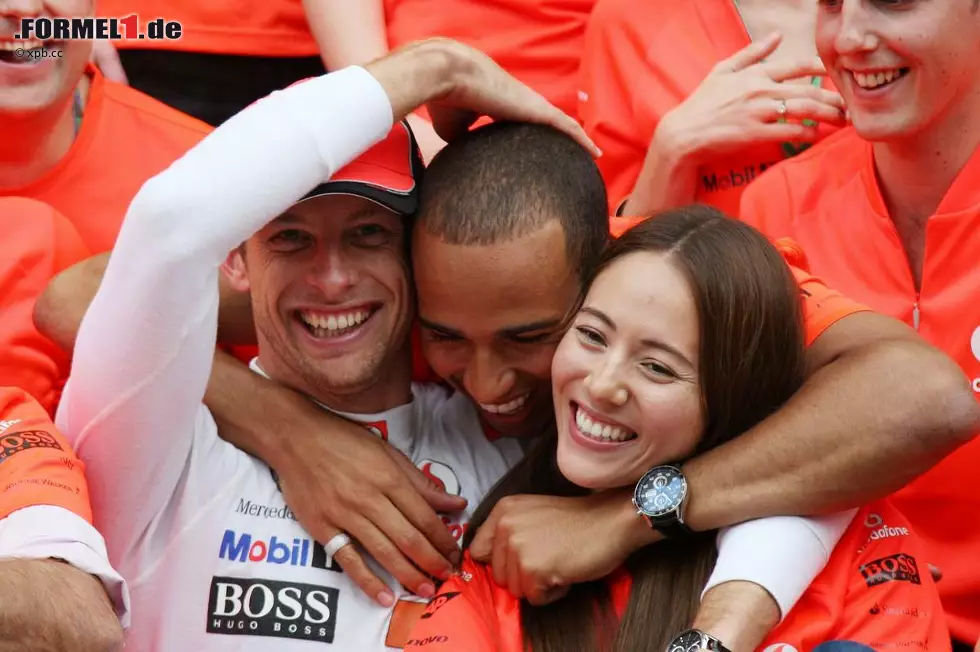 Messaggero (Italien: "Button, der König des Regens feiert. McLaren-Mercedes ist der König des Sommers, nach dem Triumph Hamiltons vor einer Woche dominiert Button auf dem Hungaroring. Das Team aus Woking kann feiern, während Weltmeister Sebastian Vettel wie ein Veteran fährt und mit seinem zweiten Platz seine Position festigt." Foto zur News: Messaggero (Italien: "Button, der König des Regens feiert. McLaren-Mercedes ist der König des Sommers, nach dem Triumph Hamiltons vor einer Woche dominiert Button auf dem Hungaroring. Das Team aus Woking kann feiern, während Weltmeister Sebastian Vettel wie ein Veteran fährt und mit seinem zweiten Platz seine Position festigt."