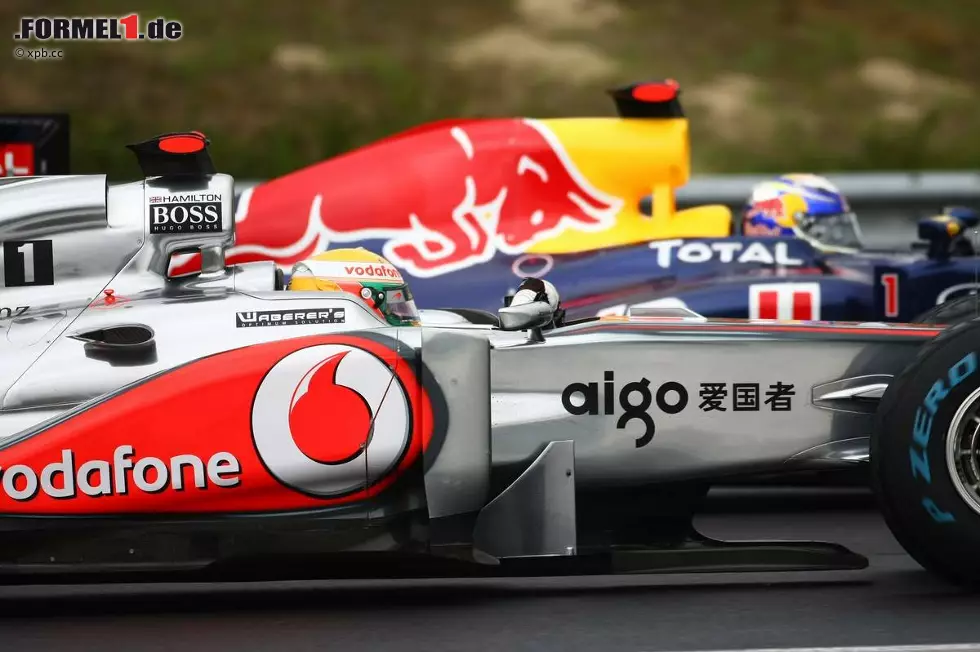Tuttosport (Italien): "Button feiert seinen 200. Grand Prix. Er ist immer noch ein Rain Man, der Mann des Regens in der Formel 1. Er ist ein Genie, wenn es darum geht, die richtige Strategie zu wählen. Hamiltons Teamkollege überrascht immer wieder. Vettel begnügt sich mit einigen Punkten. Er muss die dritte Niederlage in Serie hinnehmen, kann sich aber jetzt einen Urlaub in Ruhe gönnen, weil er nach der Niederlage auf dem Nürburgring nun wieder einige Punkte gesammelt hat." Foto zur News: Tuttosport (Italien): "Button feiert seinen 200. Grand Prix. Er ist immer noch ein Rain Man, der Mann des Regens in der Formel 1. Er ist ein Genie, wenn es darum geht, die richtige Strategie zu wählen. Hamiltons Teamkollege überrascht immer wieder. Vettel begnügt sich mit einigen Punkten. Er muss die dritte Niederlage in Serie hinnehmen, kann sich aber jetzt einen Urlaub in Ruhe gönnen, weil er nach der Niederlage auf dem Nürburgring nun wieder einige Punkte gesammelt hat."