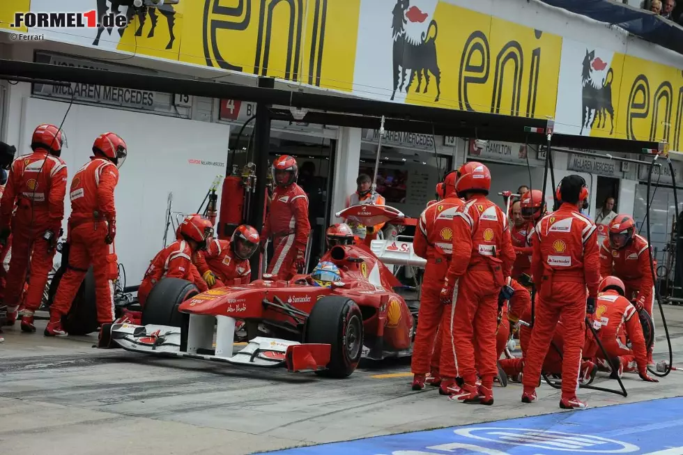 Foto zur News: L&#039;Equipe (Frankreich): "Buttons 200. Gebrüll! McLaren-Pilot Jenson Button gewann bei seinem 200. Rennen vor Sebastian Vettel und Fernando Alonso. Der Deutsche führt die Gesamtwertung immer noch mit großem Vorsprung an."