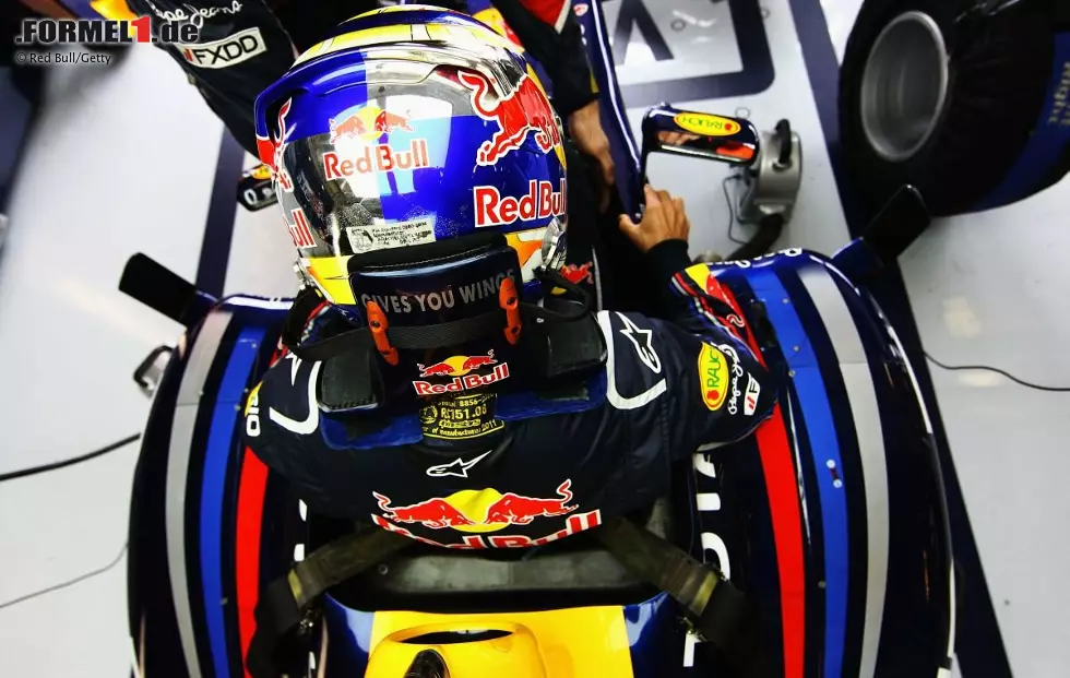 Foto zur News: Kurier (Österreich): "Button gewinnt den Reifenpoker. Der Brite behält die Nerven und gewinnt bei Nieselregen den Großen Preis von Ungarn vor Vettel und Alonso. Am Ende hatte Jenson Buttons McLaren die Schnauze vorn, der Engländer gewann nach Montreal sein zweites Rennen, sein elftes insgesamt, und machte sich selbst das schönste Geschenk zum 200. Grand Prix. Zweiter hinter dem Weltmeister von 2009 wurde der regierende Champion Sebastian Vettel im Red Bull, auch der Spanier Fernando Alonso (Ferrari) durfte bei der Siegerehrung Champagner trinken."