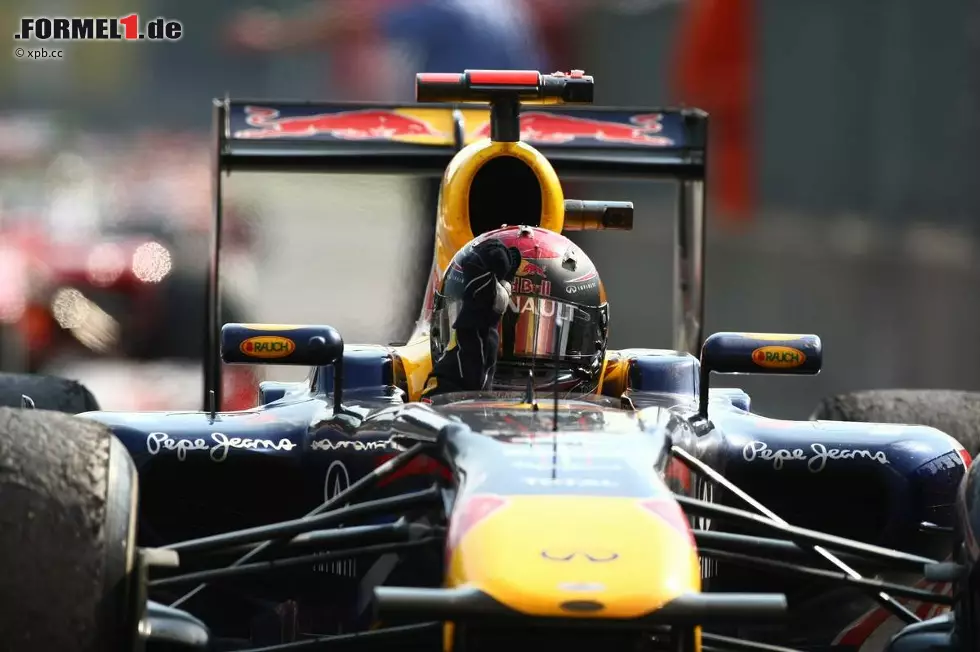 Foto zur News: Daily Mail (Großbritannien): "Sebastian Vettel hat seinen zweiten WM-Titel nach seinem achten Sieg in eisernem Griff. Nur zwei Fahrer in der Formel-1-Geschichte haben mehr Siege in einer Saison geholt - Michael Schumacher, dessen Rekord von 13 Siegen fallen könnte, und Nigel Mansell. Auf einer Strecke, auf der man Red Bull nicht stark erwartet hatte, war es ein haushoher Sieg, der das Titelrennen zu einem Kampf nach dem Motto "unter ferner liefen" macht."