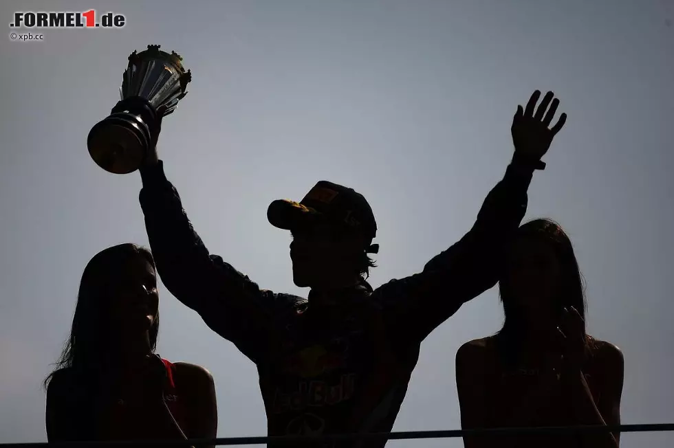 Foto zur News: The Sun (Großbritannien): "Sebastian Vettel vergoss Freudentränen in dem Wissen, dass er zum jüngsten zweimaligen Champion der Formel 1 wird. Die deutsche Siegmaschine könnte die Rekordbücher schon in Singapur umschreiben. Nach dem Triumph in Monza, wo er vor drei Jahren für Hinterbänkler Toro Rosso seinen ersten Sieg geholt hatte, wischte sich Vettel auf dem Podium die Tränen weg."