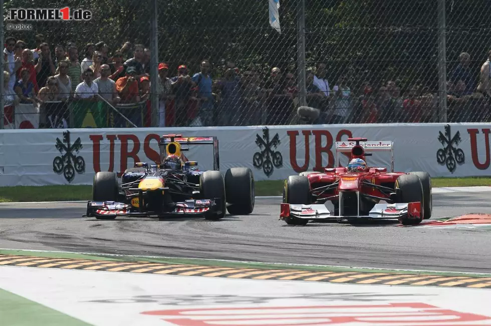 Foto zur News: The Guardian (Großbritannien): "Für einen kurzen Moment sahen die Tifosi ihre Träume in Erfüllung gehen, als die Ampel ausging, Fernando Alonso sich innen an Sebastian Vettel und Lewis Hamilton vorbeiquetschte, rechts das Gras berührte und als erster in die erste Schikane einbog. Wenn ihm die Fans allein durch ihren Enthusiasmus und ihre Schreie den Sieg hätten garantieren können, hätte der Sieg dem springenden Pferd gehört. Aber Hingabe allein ist nicht genug. Vettel holte sich die Führung mit einem mutigen Manöver zurück und fuhr danach zu einem unkomplizierten Sieg."