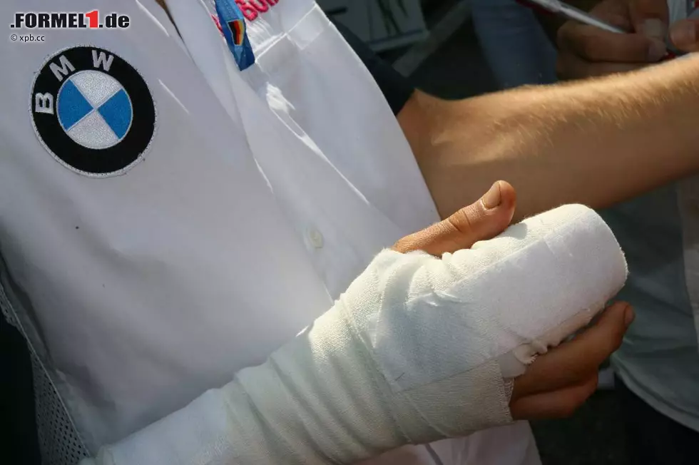 V wie Vettel-Finger, sein Markenzeichen (das 2006 noch verletzt war), und als blaue Schaumstoffversion Standardausrüstung eines echten Vettel-Fans Foto zur News: V wie Vettel-Finger, sein Markenzeichen (das 2006 noch verletzt war), und als blaue Schaumstoffversion Standardausrüstung eines echten Vettel-Fans