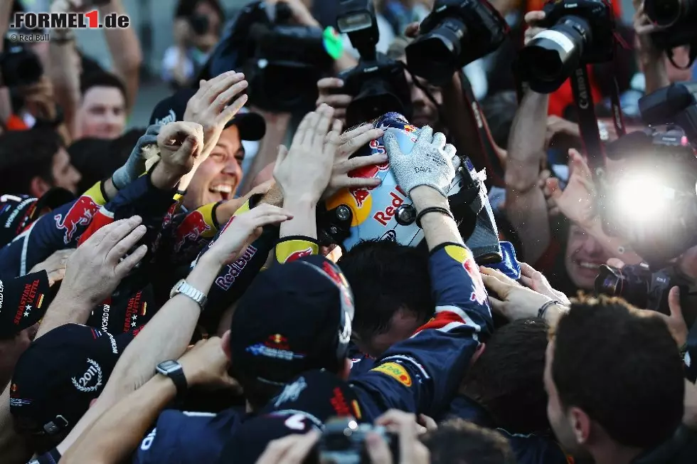 Foto zur News: 9. Oktober, Großer Preis von Japan:

Den zweiten Matchball nutzt Vettel zum Titeltriumph. Zwar fährt er nach der zwölften Pole-Position nicht wie erhofft zum Suzuka-Hattrick, aber auch Rang drei hinter Sieger Button und Alonso reicht locker zur WM-Entscheidung.

WM-Stand: Vettel 324 - Button 210 - Alonso 202 - Webber 194 - Hamilton 178