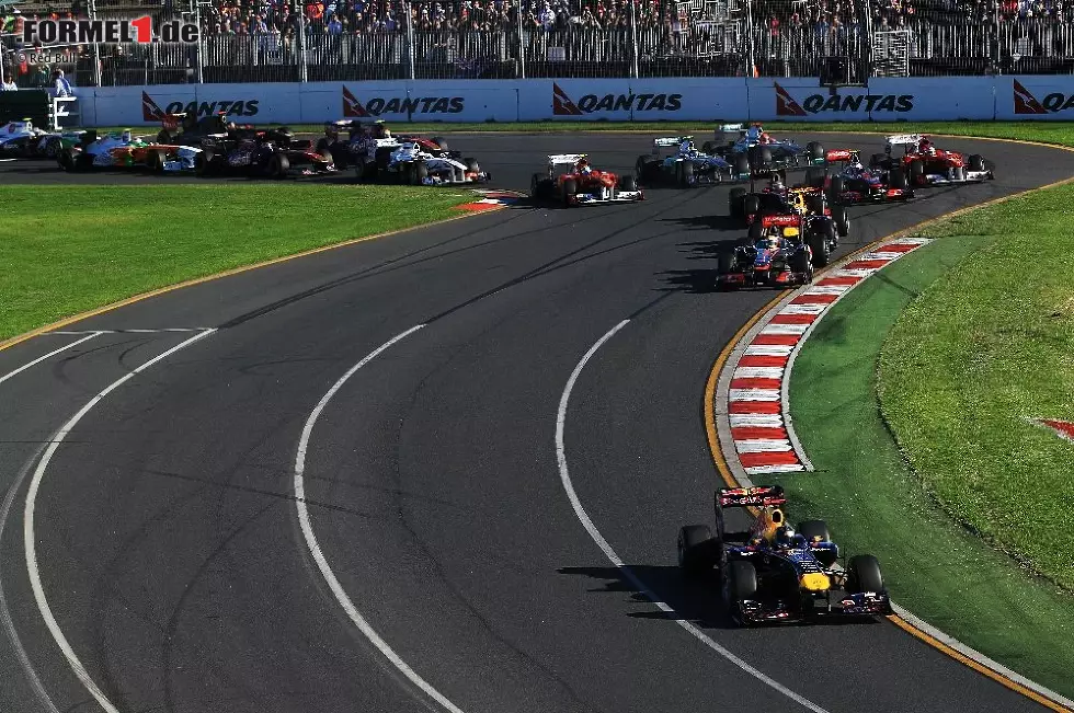 27. März, Großer Preis von Australien:
In seinem ersten Rennen mit der prestigeträchtigen Startnummer eins ist Vettel gleich wieder das Maß aller Dinge. Einer überlegenen Pole-Position mit acht Zehntelsekunden Vorsprung folgt ein Spaziergang im Albert-Park. Der zweitplatzierte Lewis Hamilton hat am Ende 22 Sekunden Rückstand. Fernando Alonso, Mark Webber und Jenson Button belegen nur die Plätze vier bis sechs.
WM-Stand: Vettel 25 - Hamilton 18 - Alonso 12 - Webber 10 - Button 8 Foto zur News: 27. März, Großer Preis von Australien:
In seinem ersten Rennen mit der prestigeträchtigen Startnummer eins ist Vettel gleich wieder das Maß aller Dinge. Einer überlegenen Pole-Position mit acht Zehntelsekunden Vorsprung folgt ein Spaziergang im Albert-Park. Der zweitplatzierte Lewis Hamilton hat am Ende 22 Sekunden Rückstand. Fernando Alonso, Mark Webber und Jenson Button belegen nur die Plätze vier bis sechs.
WM-Stand: Vettel 25 - Hamilton 18 - Alonso 12 - Webber 10 - Button 8
