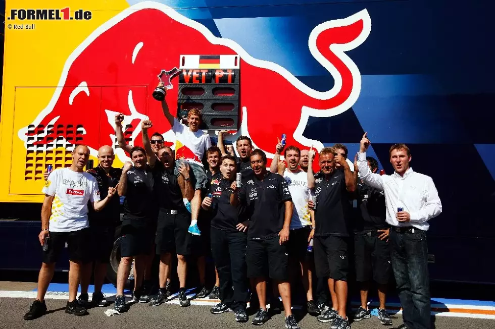 Foto zur News: 26. Juni, Großer Preis von Europa:

Valencia wird zu "Vettel-encia": Siebte Pole im achten Rennen, sechster Sieg und die schnellste Rennrunde. Alonso bleibt vor heimischem Publikum zumindest Platz zwei, Webber wird Dritter vor Hamilton. Button muss sich nach seinem Kanada-Triumph mit Platz sechs zufrieden geben.

WM-Stand: Vettel 186 - Button 109 - Webber 109 - Hamilton 97 - Alonso 87
