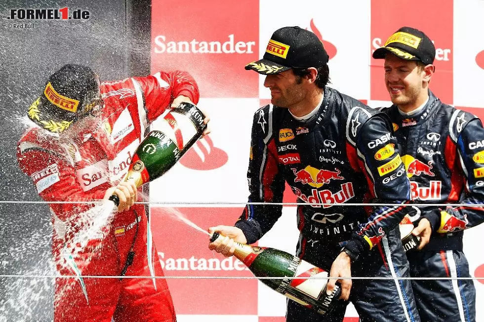 Foto zur News: 10. Juli, Großer Preis von Großbritannien:

Wenige Kilometer entfernt vom Red-Bull-Teamsitz in Milton Keynes muss Vettel im Qualifying Webber, im Rennen dann Alonso den Vortritt lassen. Im kühlen Silverstone kommt der Weltmeister nicht auf Touren und muss am Ende sogar Angriffe von Webber abwehren, bis der per Funk von Teamchef Christian Horner zum Platzhalten angewiesen wird. Weil Button beim Heimspiel ausscheidet, rückt Webber dennoch auf WM-Platz zwei vor. Hamilton verpasst als Vierter das Podium.

WM-Stand: Vettel 204 - Webber 124 - Alonso 112 - Hamilton 109 - Button 109