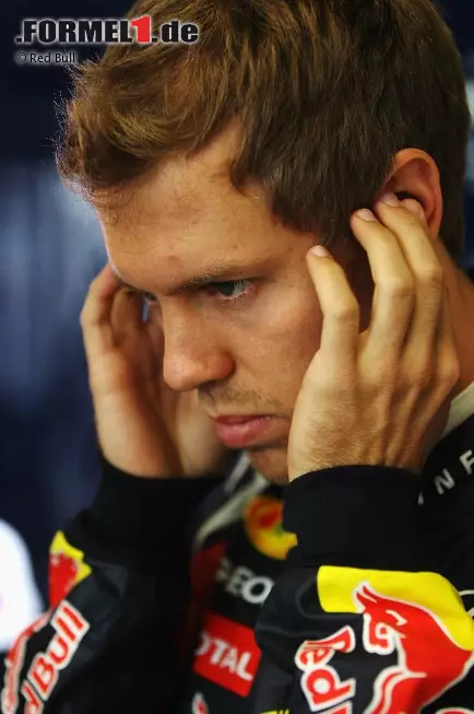 Foto zur News: 24. Juli, Großer Preis von Deutschland:

Statt zum triumphalen Heimspiel wird das Wochenende am Nürburgring für Vettel zur Enttäuschung. Im Qualifying verpasst er zum ersten Mal in der Saison die erste Startreihe, am Tag darauf erstmals das Siegerpodest, auf dem Hamilton, Alonso und Webber stehen. Nach einem schwachen Start und einem spektakulären Dreher rettet ihm das Team mit einem Reifenwechsel-Showdown in der letzten Runde zumindest Rang vier vor Ferrari-Pilot Felipe Massa. Button muss den zweiten Ausfall in Folge verkraften.

WM-Stand: Vettel 216 - Webber 139 - Hamilton 134 - Alonso 130 - Button 109