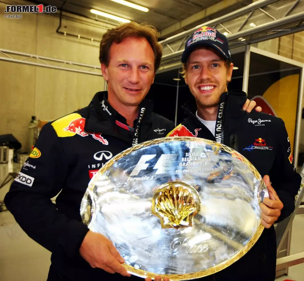 28. August, Großer Preis von Belgien:
Nach drei Rennen ohne Sieg und leichten Zweifeln in der Sommerpause meldet sich Vettel eindrucksvoll zurück - mit dem ersten Sieg auf der schnellen Fahrerstrecke in Spa-Francorchamps, die Red Bull zuvor nie wirklich gelegen hatte. Änderungen am Auto und eine riskante Reifenstrategie zahlten sich aus, Webber sorgte für den zweiten "Bullen"-Doppelsieg des Jahres. Button und Alonso belegen die Plätze drei und vier, Hamilton katapultiert sich mit einem Unfall selbst aus dem Rennen. Vettel hat nach seinem siebten Sieg im zwölften Rennen schon drei Punkte mehr auf seinem Konto als im Vorjahr als Weltmeister nach der gesamten Saison (256).
WM-Stand: Vettel 259 - Webber 167 - Alonso 157 - Button 149 - Hamilton 146 Foto zur News: 28. August, Großer Preis von Belgien:
Nach drei Rennen ohne Sieg und leichten Zweifeln in der Sommerpause meldet sich Vettel eindrucksvoll zurück - mit dem ersten Sieg auf der schnellen Fahrerstrecke in Spa-Francorchamps, die Red Bull zuvor nie wirklich gelegen hatte. Änderungen am Auto und eine riskante Reifenstrategie zahlten sich aus, Webber sorgte für den zweiten "Bullen"-Doppelsieg des Jahres. Button und Alonso belegen die Plätze drei und vier, Hamilton katapultiert sich mit einem Unfall selbst aus dem Rennen. Vettel hat nach seinem siebten Sieg im zwölften Rennen schon drei Punkte mehr auf seinem Konto als im Vorjahr als Weltmeister nach der gesamten Saison (256).
WM-Stand: Vettel 259 - Webber 167 - Alonso 157 - Button 149 - Hamilton 146