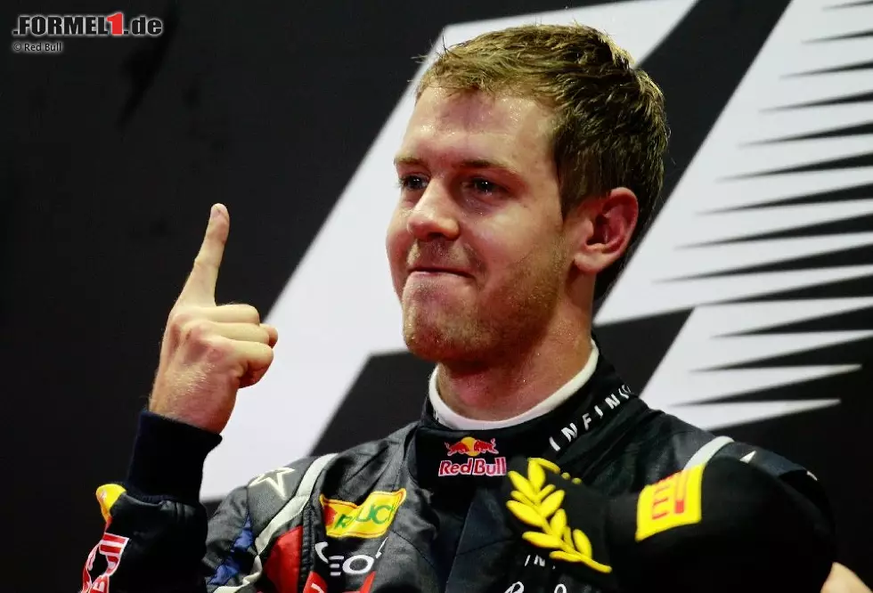 Foto zur News: 25. September, Großer Preis von Singapur:

Nach einem perfekten Wochenende mit der elften Pole-Position und dem neunten Sieg fehlt Vettel nur ein einziger Punkt zum vorzeitigen Titelgewinn, da Button auf den zweiten Platz fährt und damit als letzter verbliebener Verfolger rechnerisch die WM noch offen hält. Webber, Alonso und Hamilton belegen die Plätze drei bis fünf und sind damit aus dem Rennen.

WM-Stand: Vettel 309 - Button 185 - Alonso 184 - Webber 182 - Hamilton 168