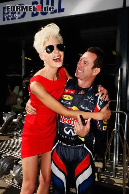 Als Formel-1-Mechaniker lässt sich's leben: Red-Bull-Chefmechaniker Kenny Handkammer posiert mit Grand-Prix-Botschafterin Kate Peck. Foto zur News: Als Formel-1-Mechaniker lässt sich's leben: Red-Bull-Chefmechaniker Kenny Handkammer posiert mit Grand-Prix-Botschafterin Kate Peck.