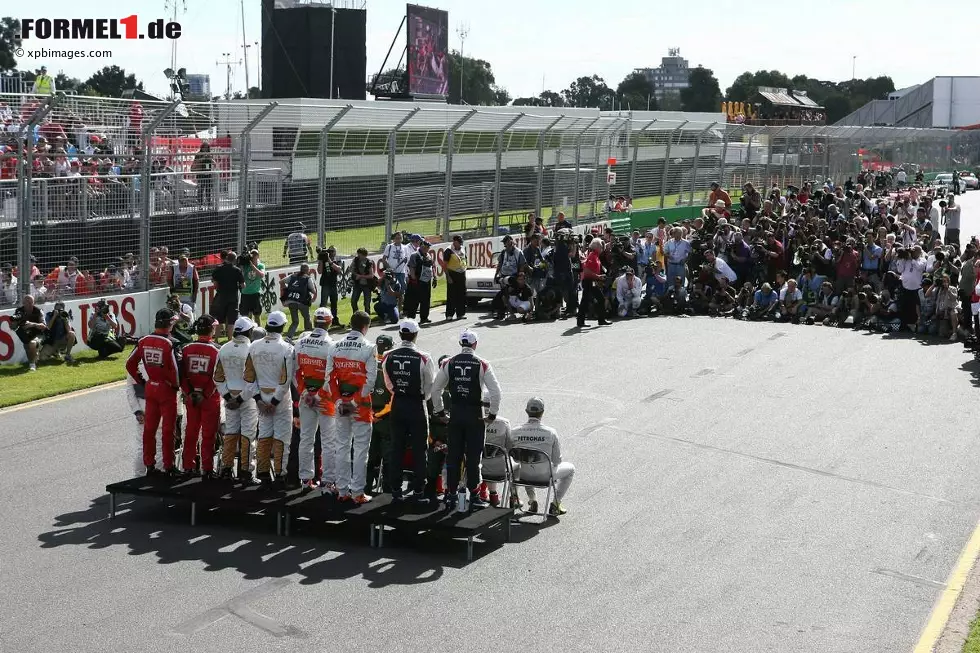 Klasse von 2012: Beim obligatorischen Gruppenfoto vor dem ersten Rennen drängeln sich dutzende Fotografen um den besten Platz auf dem Grid. Foto zur News: Klasse von 2012: Beim obligatorischen Gruppenfoto vor dem ersten Rennen drängeln sich dutzende Fotografen um den besten Platz auf dem Grid.