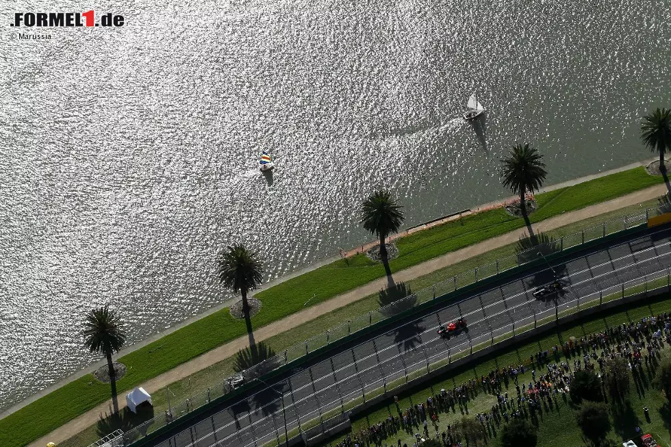 Einmalige Perspektive: Die Formel-1-Stars brettern jenseits der 300 km/h nur ein paar Meter neben dem Lake Albert her. Foto zur News: Einmalige Perspektive: Die Formel-1-Stars brettern jenseits der 300 km/h nur ein paar Meter neben dem Lake Albert her.