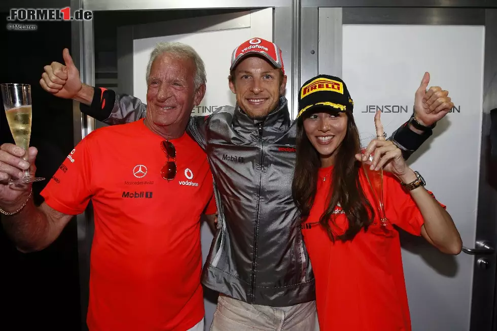 So sehen Sieger aus: Das "Team Button" mit Vater John (der stets ein Gläschen Wein oder Champagner in der Hand hat), Jenson und Lebensgefährtin Jessica Michibata, einem japanisch-argentinischen Unterwäsche-Model. Foto zur News: So sehen Sieger aus: Das "Team Button" mit Vater John (der stets ein Gläschen Wein oder Champagner in der Hand hat), Jenson und Lebensgefährtin Jessica Michibata, einem japanisch-argentinischen Unterwäsche-Model.
