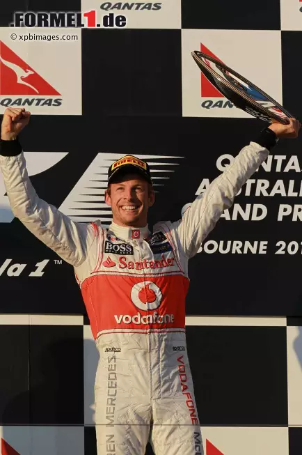 Foto zur News: The Independent (Großbritannien): "Unbesiegbarer Button setzt ein entmutigendes Zeichen. Der Brite dominiert beim Saisonauftakt in Melbourne und lässt Vettel und Hamilton in Ehrfurcht erstarren."